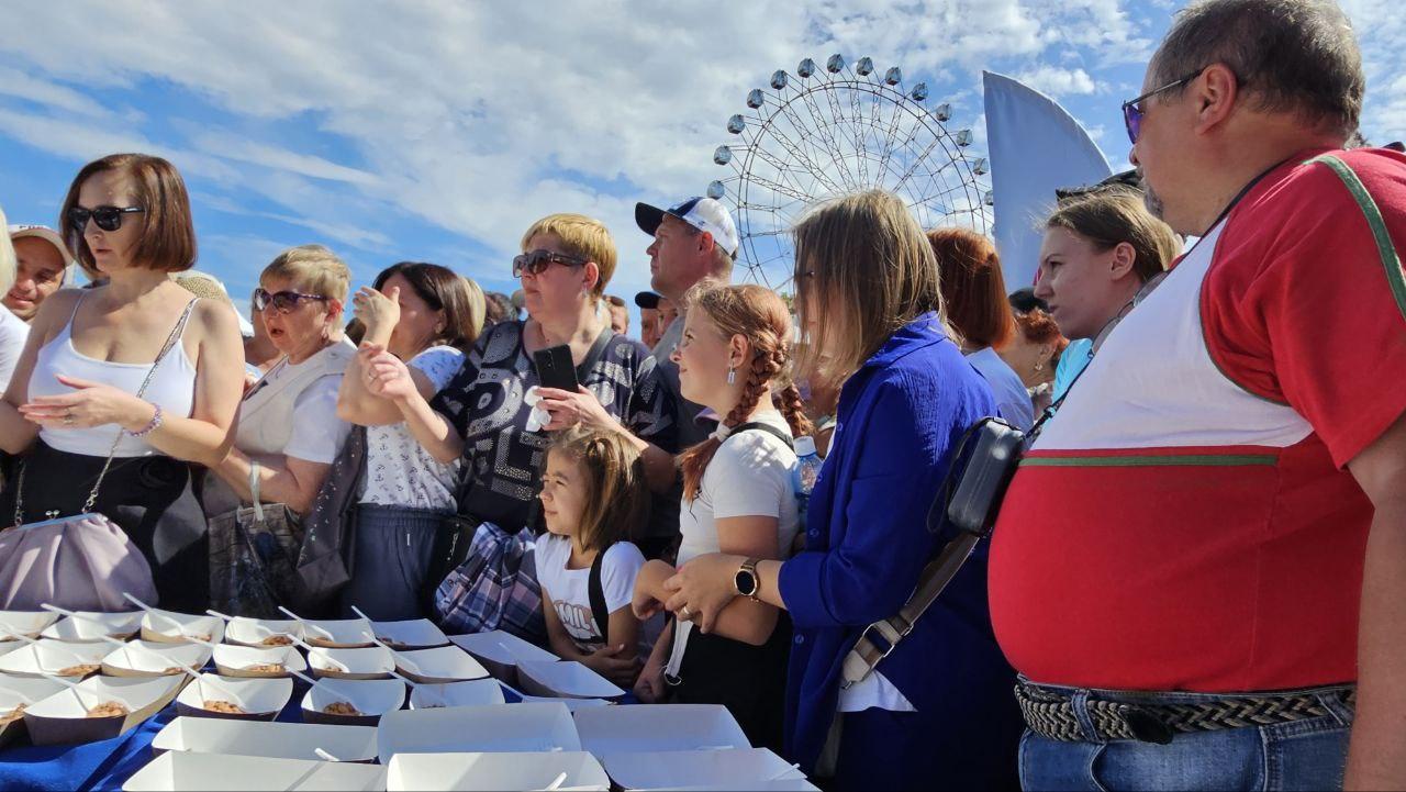Фото Гигантская яичница и турнир по ловле рыбы. Опубликованы кадры масштабного «Пикник феста» на Михайловской набережной 7 - Сиб.ФМ Фото Гигантская яичница и турнир по ловле рыбы. Опубликованы кадры масштабного «Пикник феста» на Михайловской набережной 7